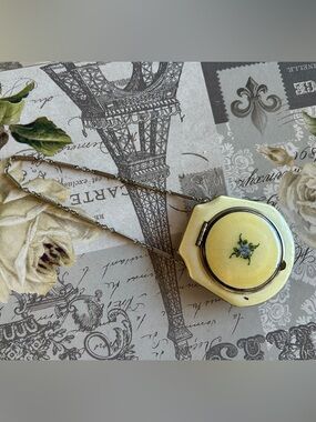 GORGEOUS Art Deco enamel compact with powder puff and rouge
